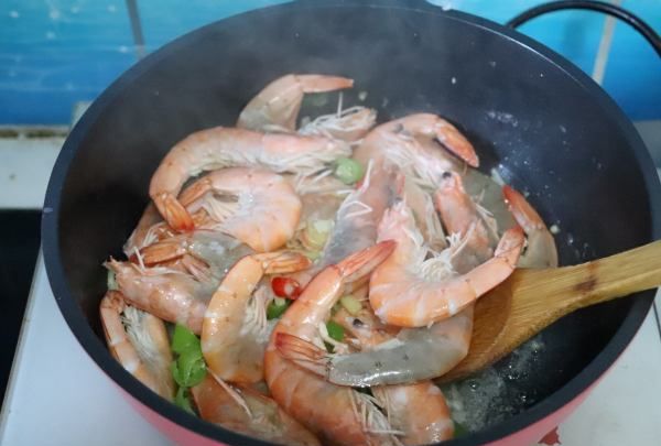虾怎么炒才好吃,怎样炒大虾好吃又简单视频图6