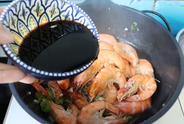 虾怎么炒才好吃,怎样炒大虾好吃又简单视频图7