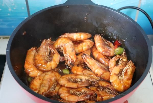 虾怎么炒才好吃,怎样炒大虾好吃又简单视频图8