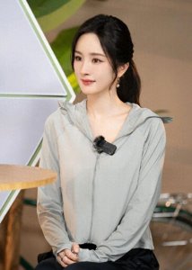 ​2024杨幂全面溃败，当年让人眼前一亮，为什么越长大越不会演戏？