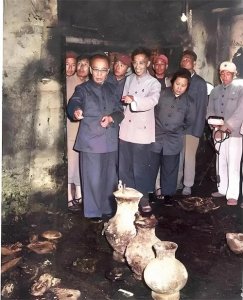 ​定陵开棺震撼瞬间！万历皇帝尸骨竟呈诡异姿势，考古队当场沉默…