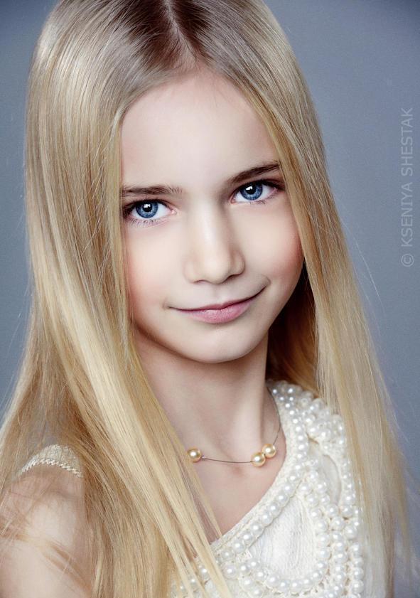 俄罗斯11岁童模, 金发蓝眼, 肤白貌美, 网友: 坠入人间的小仙女