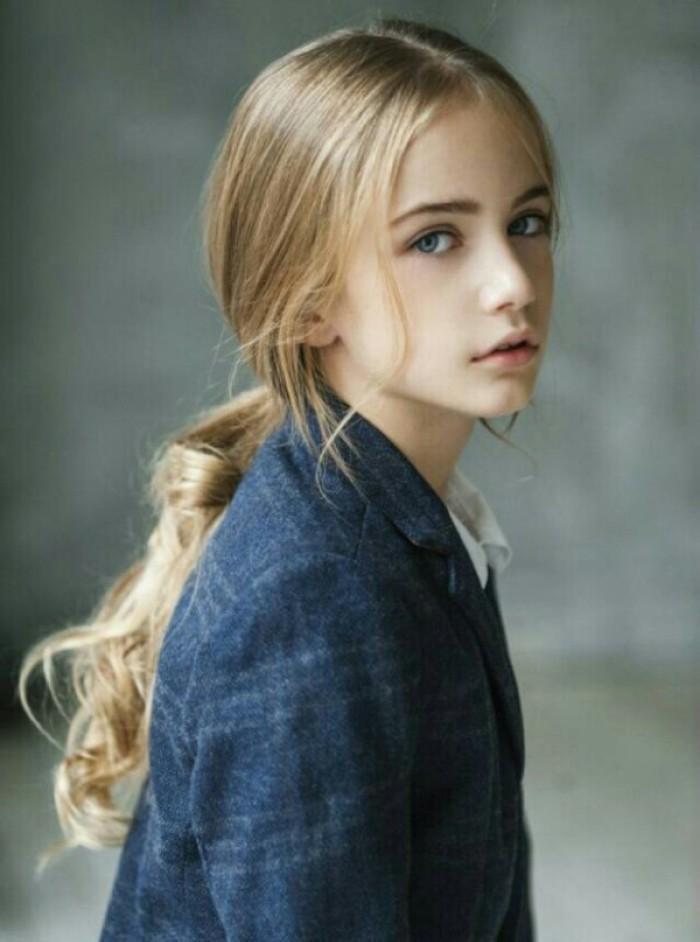 俄罗斯11岁童模, 金发蓝眼, 肤白貌美, 网友: 坠入人间的小仙女