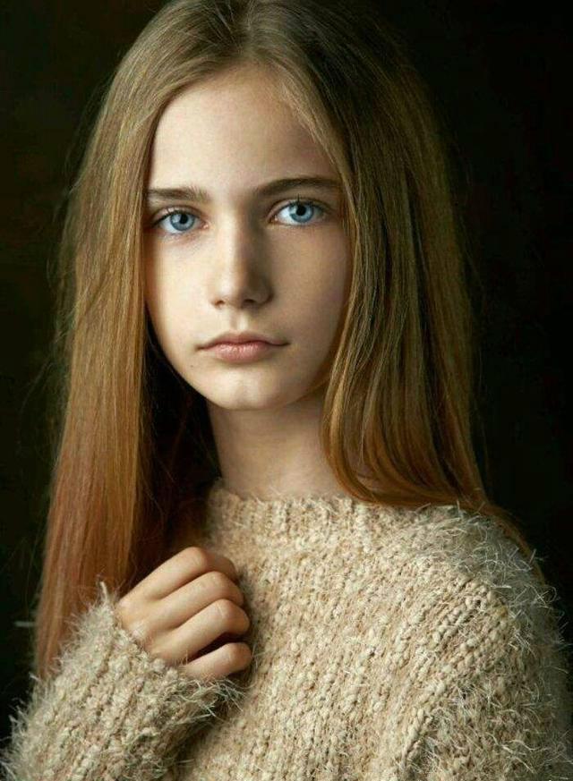 俄罗斯11岁童模, 金发蓝眼, 肤白貌美, 网友: 坠入人间的小仙女