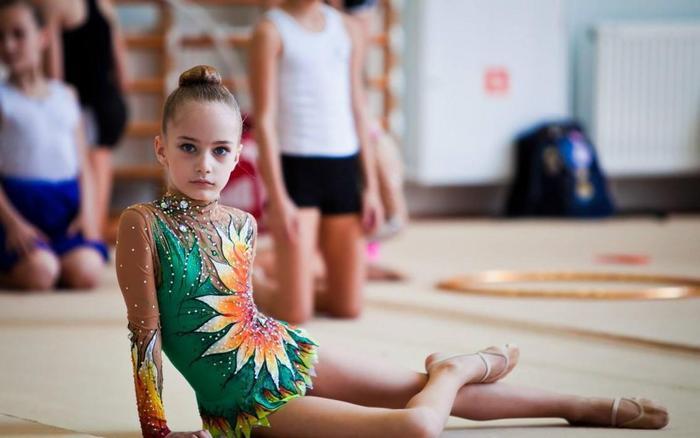 俄罗斯11岁童模, 金发蓝眼, 肤白貌美, 网友: 坠入人间的小仙女