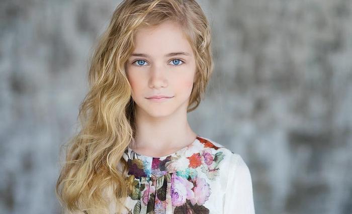 俄罗斯11岁童模, 金发蓝眼, 肤白貌美, 网友: 坠入人间的小仙女