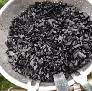 ​竹炭作用与功效 盆里塞1个竹炭包，保温又杀菌，叶子长得油绿发亮！