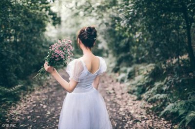 ​酒吧搭讪技巧，一个人在酒吧夜店该如何搭讪