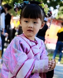 ​赵薇“女儿”3岁演公主，7岁被全网禁止整容，如今17岁美得不敢认