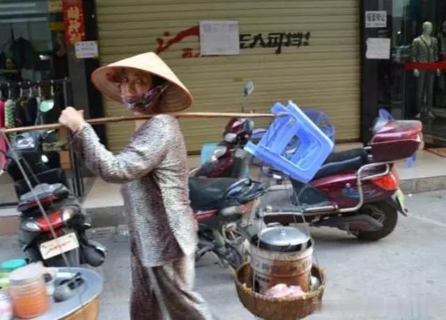 位于云南的小县城，却成了越南人的“天堂”，美女在二楼等着你