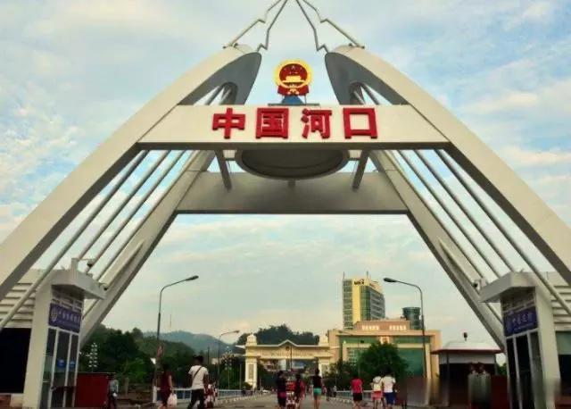 位于云南的小县城，却成了越南人的“天堂”，美女在二楼等着你