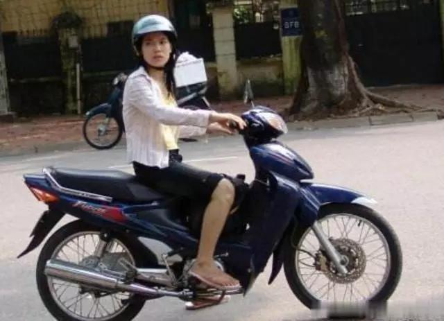 位于云南的小县城，却成了越南人的“天堂”，美女在二楼等着你