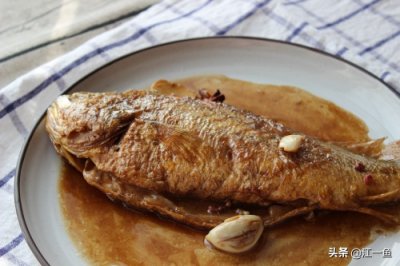 ​红烧大黄花鱼怎么做更好吃？去腥是关键，煎一煎更提鲜