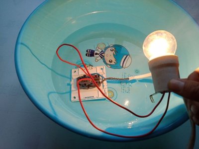 ​揭秘农村推销现场，插座放进水里灯还亮，是高科技还是一场骗局？