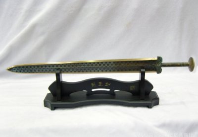 ​中国国宝之一：越王剑真的削铁如泥吗？勾践剑是外星人做的么