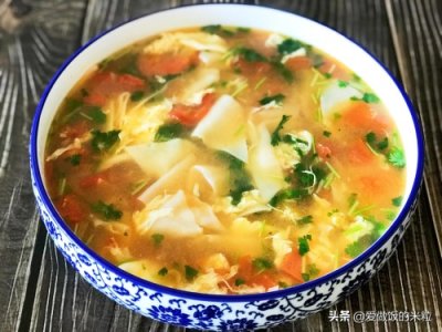 ​秋天的早晨做一碗儿时常吃的面片汤，面片晶莹剔透，汤汁清爽不浑