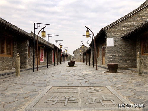 宜阳县三乡镇，建了一座古镇除了房子根本见不到人