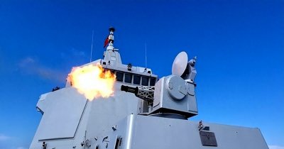 ​现场画面来了！107遵义舰多炮位开火射击，弹着点就在澳舰附近