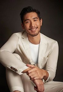 ​高以翔遗照曝光笑容温暖灿烂 高以翔水晶棺运回台北现场图片 高以翔因录制节目