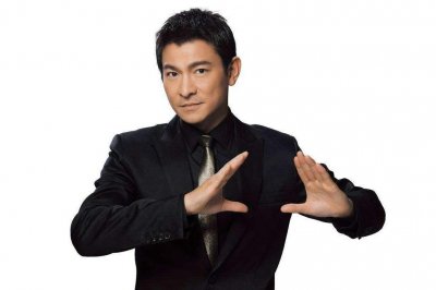 ​61岁的刘德华爬山拍广告，西装革履走路带风，住院50天花费179万