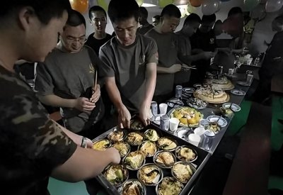 ​拿最高工资吃罐头食品，厕所不能随便上！换你当潜艇兵能忍多久？