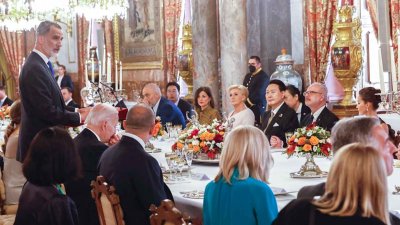 ​北约峰会“太太团”大比拼！韩国夫人少女脸美出圈，布里吉特扮嫩