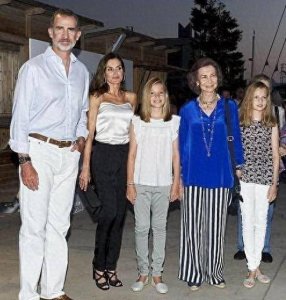 ​西班牙王太后也偏心！独宠漂亮的大公主，小公主强颜欢笑没存在感