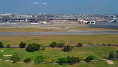 ​曼谷廊曼国际机场：跑道之间有一个高尔夫球场