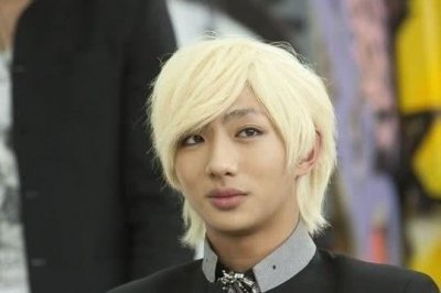 ​有种“整容”叫7年后的花灵龙，当他染回黑发那一刻，男神范十足