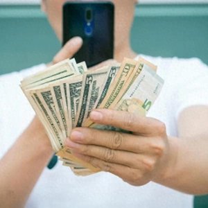 ​Deepseek回答：上大专好还是直接去打工好