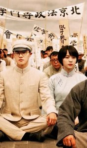 ​刘昊然欧阳娜娜合照发糖！被官方“强行复婚”，两个人真的好合适