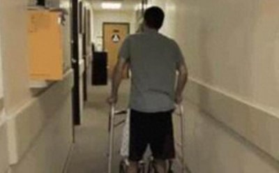 ​花了16万切断双腿骨头，只为增高7.2厘米的小伙，如今怎么样了？