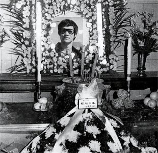 ​李小龙在美国墓地：儿子陪伴在其旁边，墓碑前十二个字惹人深思