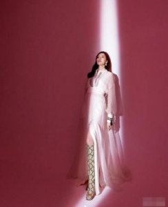 ​台湾前首富小24岁娇妻拍杂志，亿万阔太6年生3孩，身姿仍曼妙