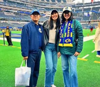 ​65岁郎平美国过年，头发白了、面相更自然，“医美痕迹”不见了