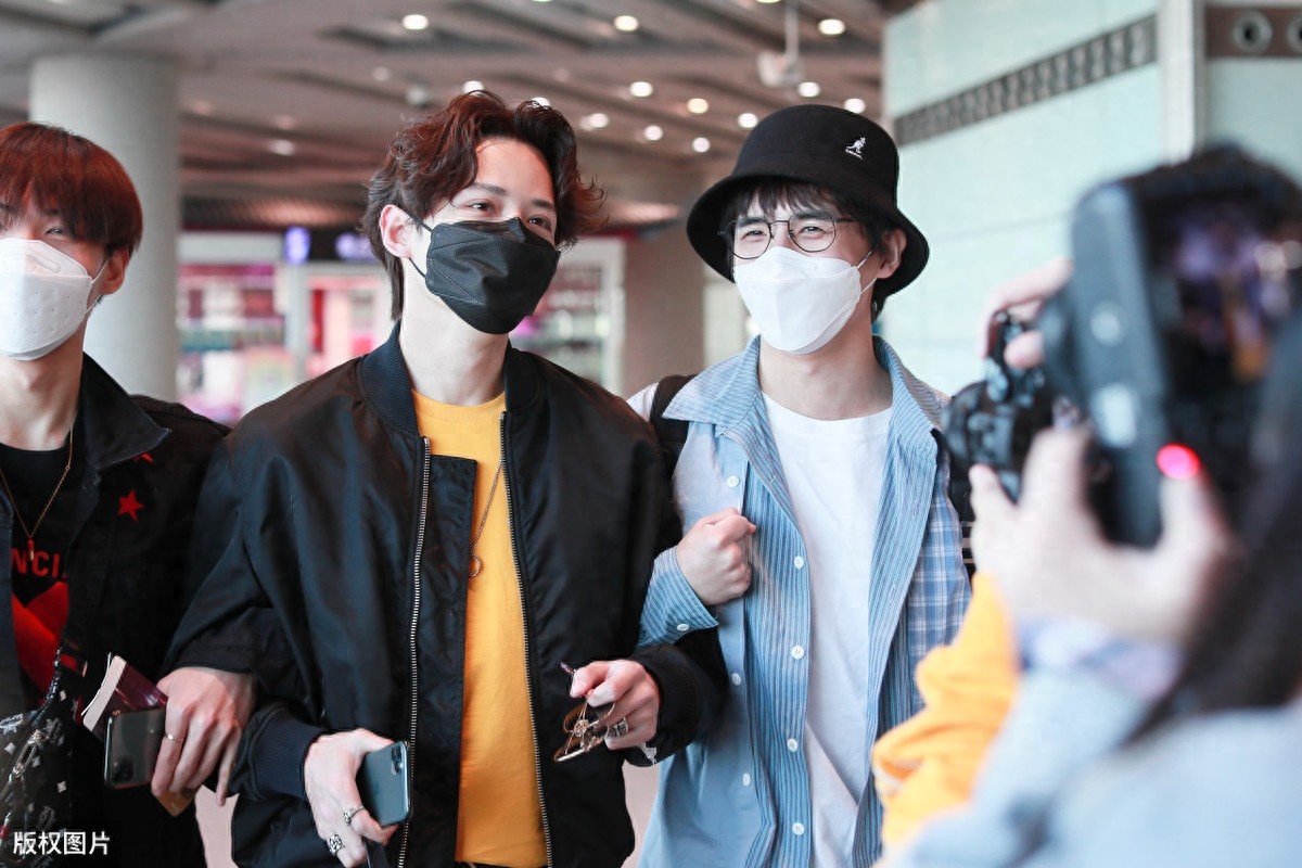 好兄弟! 马雪阳，张远，李鑫一手挽手走机场