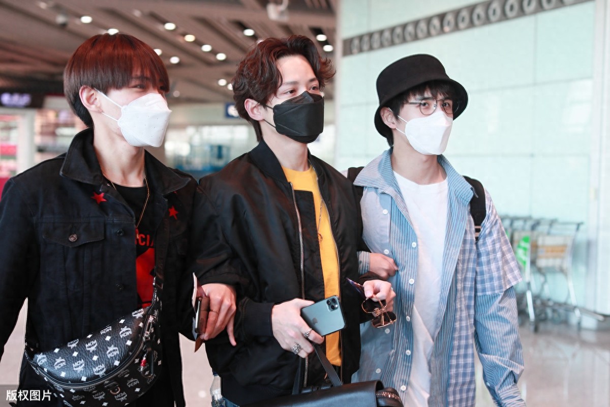 好兄弟! 马雪阳，张远，李鑫一手挽手走机场