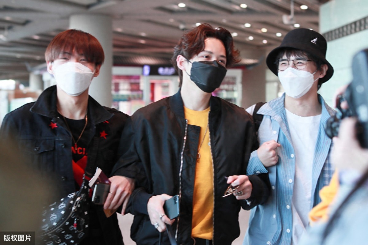 好兄弟! 马雪阳，张远，李鑫一手挽手走机场