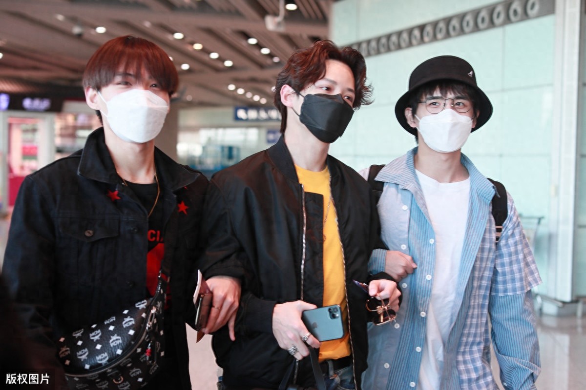 好兄弟! 马雪阳，张远，李鑫一手挽手走机场