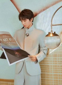 ​王俊凯最近工作是出图服务员加保洁。小王子脸萌翻网友