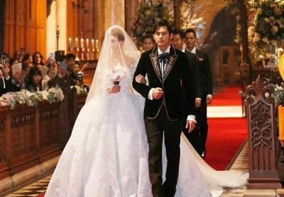 ​回顾林心如霍建华的婚礼大合照，两个好友不能再露面，都是回忆。