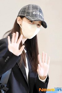 ​林允儿机场走秀 棒球帽黑西装少年感十足