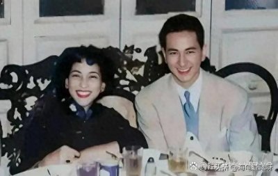 ​赌王何鸿燊和原配黎婉华年轻时一起喝早茶的照片，真的很般配