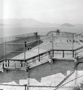 ​老照片，美国的恶魔岛监狱，色香味俱全的饭菜，独立的单间囚室