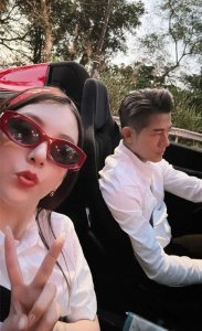 ​郭富城方媛甜蜜庆祝情人节，豪车出游，甜蜜比耶，情侣装扮更是引