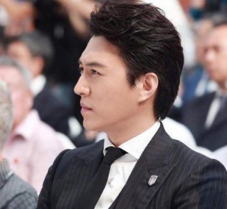 ​靳东罕晒两儿子合影，以古文为孩子庆生，兄弟俩背影可爱长腿瞩目