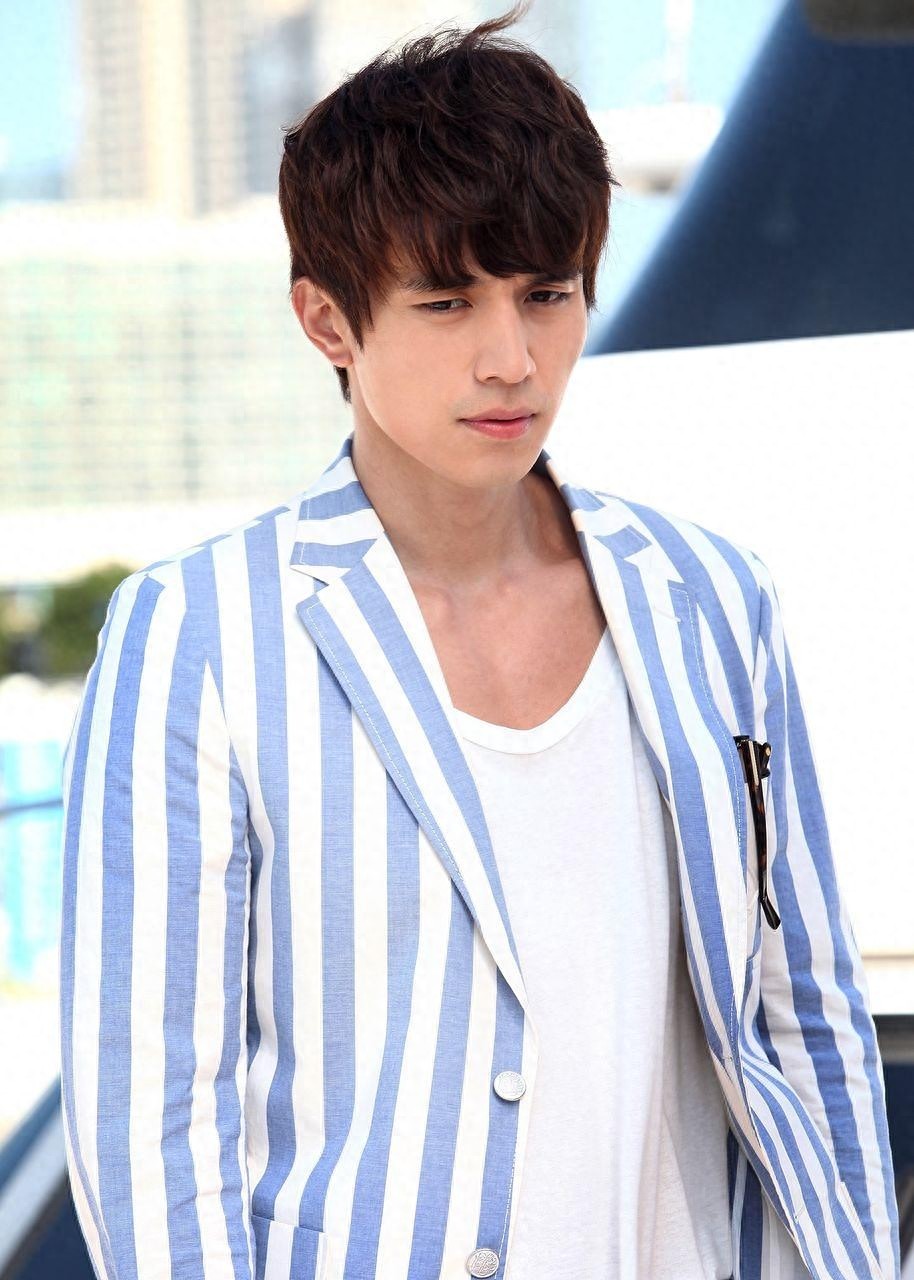 韩国人气男星李栋旭