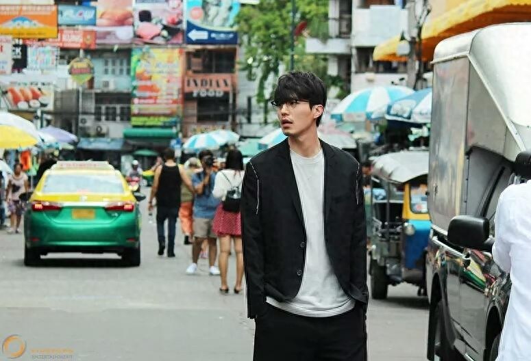 韩国人气男星李栋旭