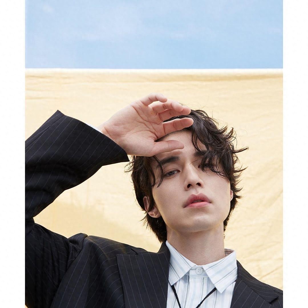 韩国人气男星李栋旭