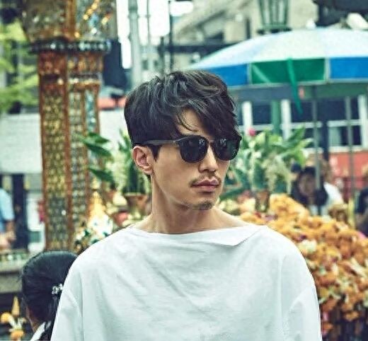 韩国人气男星李栋旭